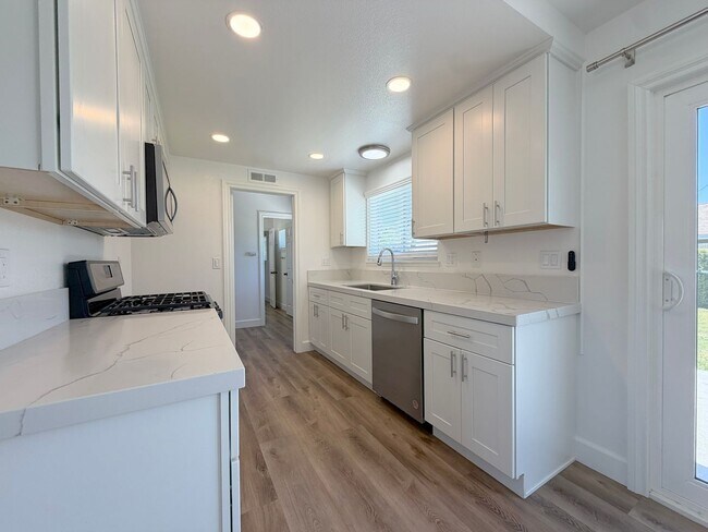 Building Photo - Experience the coastal breeze and the quiet charm of Hawaii Lane.