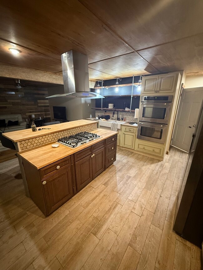 Building Photo - 316 Holiday Dr