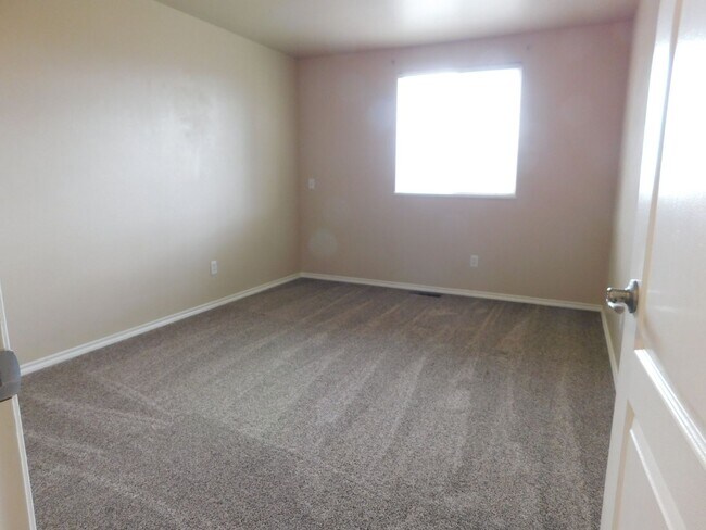 Building Photo - Spacious Duplex in Irish Walk