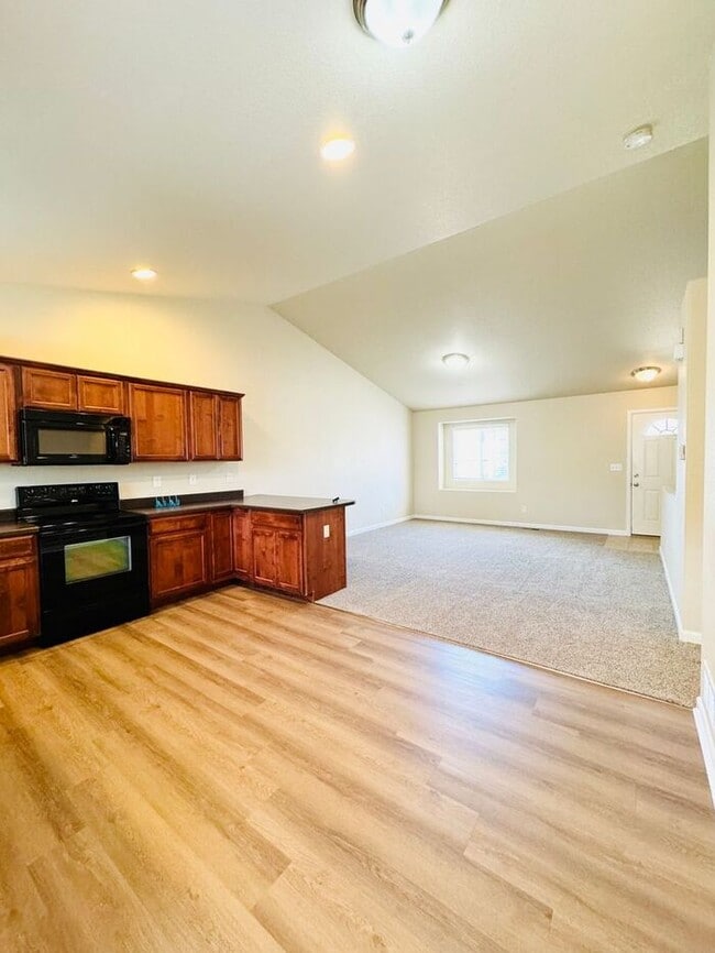 Building Photo - Spacious 3 Bedroom 2 Bath Ranch Style Home