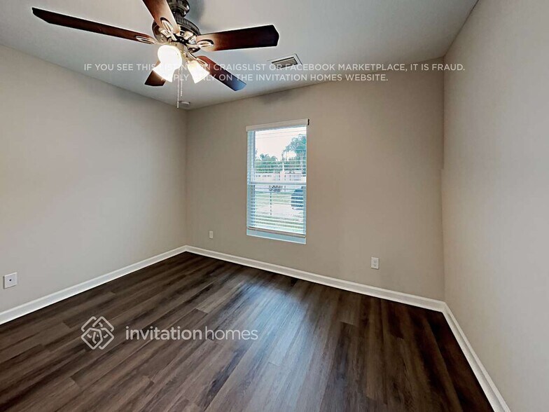 Building Photo - 1021 SE Airoso Blvd