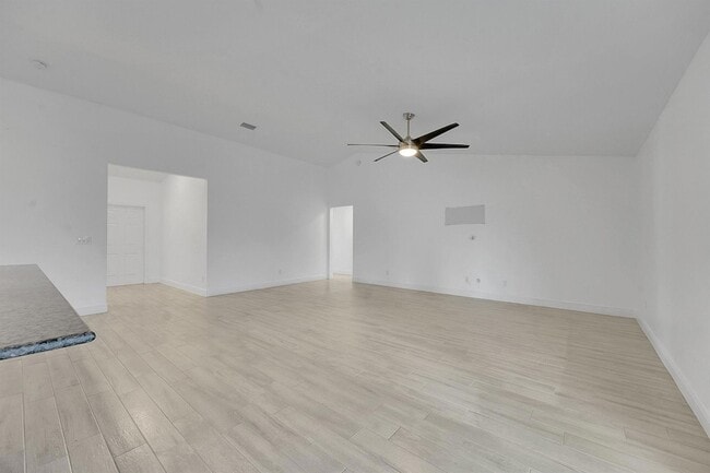 Building Photo - 226 SW Starfish Ave