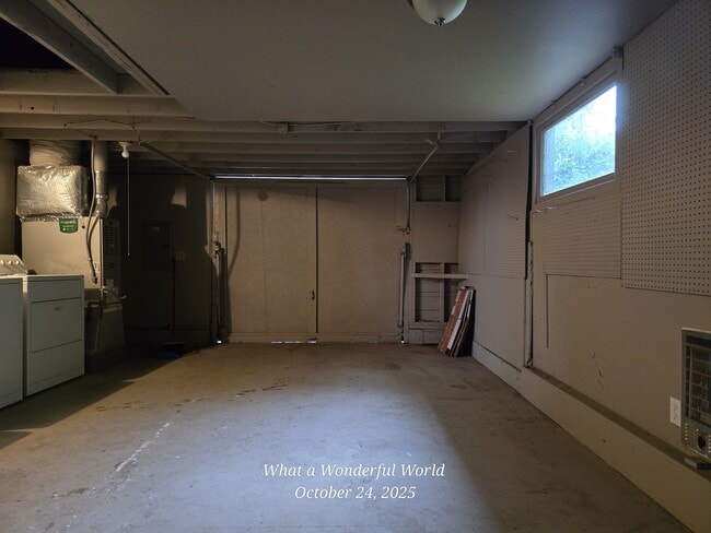 Building Photo - 583 Delmar Dr N