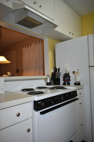 Kitchen - 4836 Atlantic Blvd