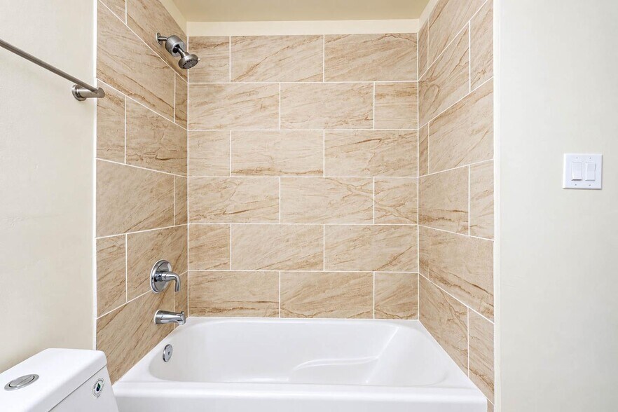 Building Photo - Bright & Comfortable Home in DC