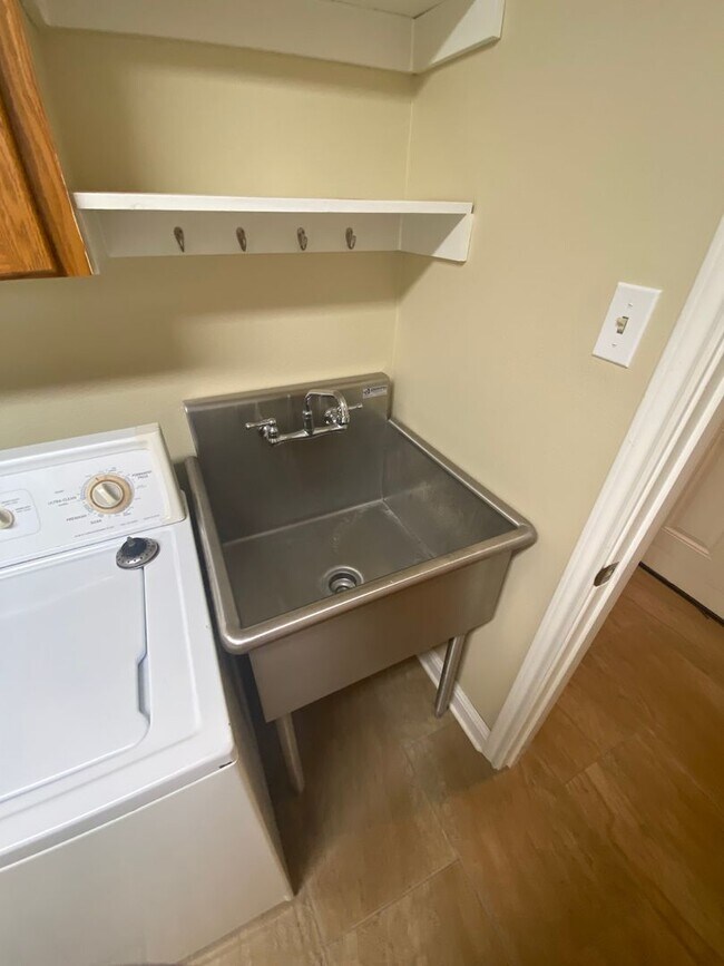 Building Photo - ** Charming 3 Bedroom/2 Bath Blanchard Home **