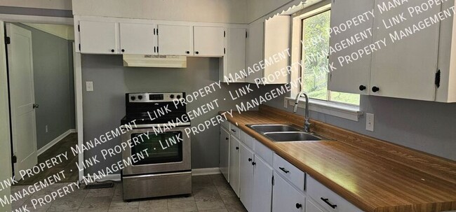 Building Photo - Fresh Painted 3 BR 1.5 BA in Red Bank for ...