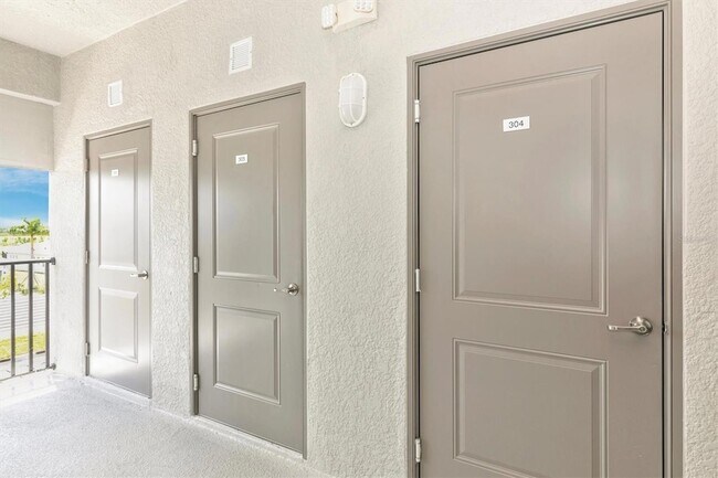 Building Photo - 12320 Wellen Golf St