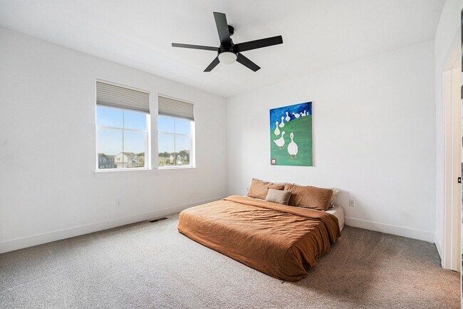 Building Photo - Stylish Town Home In Desirable Thornton Ne...