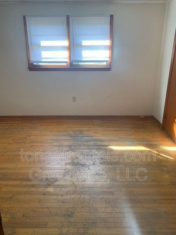 Building Photo - 111 Pineview Rd