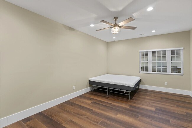 Building Photo - 5424 Delmar Ct