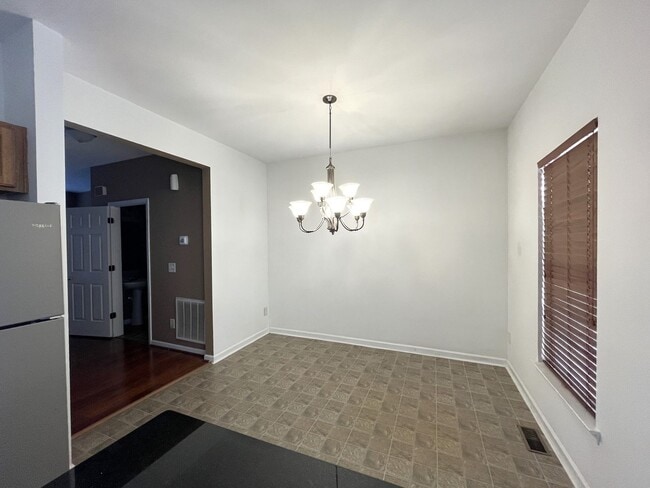 Building Photo - Great 2 Bedroom Townhome with Basement and Garage!