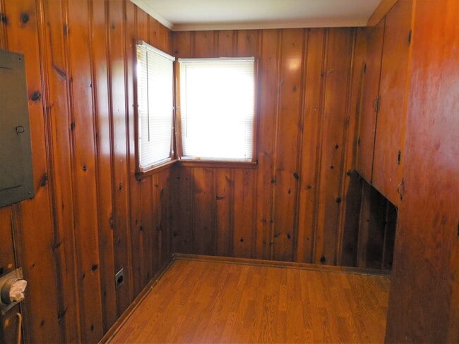 Building Photo - Great 3 Bedroom 2 Bath Home Nice Neighborhood