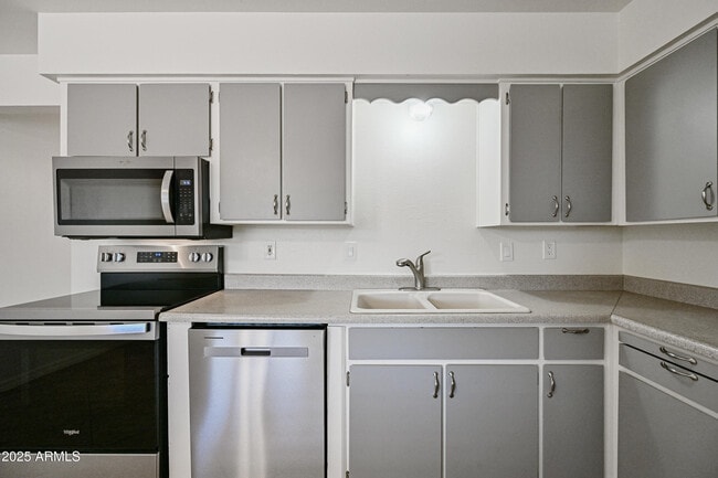 Building Photo - 913 E 7th Dr