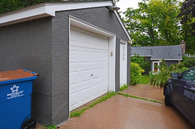 Building Photo - Mid-Century Charm and Comfort with a Sauna!