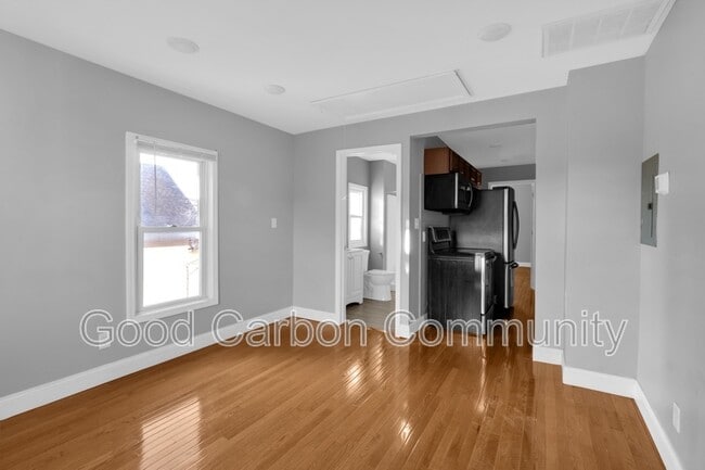 Building Photo - 84 Crane St