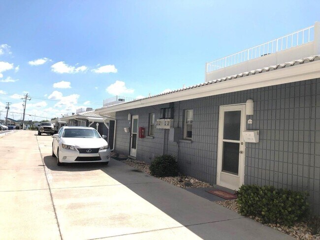 Building Photo - 1205 Tarpon Center Dr