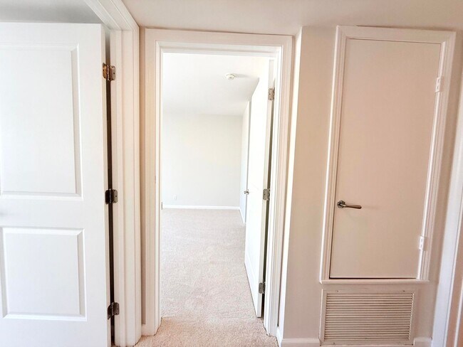 Building Photo - Fantastic Spacious 2 bed 2 bath condo in prime Sherman Oaks - Studio City with Pool and Gym!