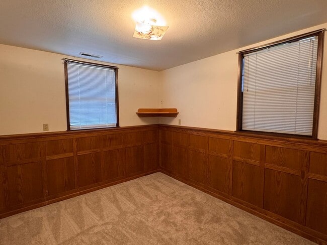 Building Photo - Selah 4 bedroom 3 Bathroom Double Garage, Fenced Yard