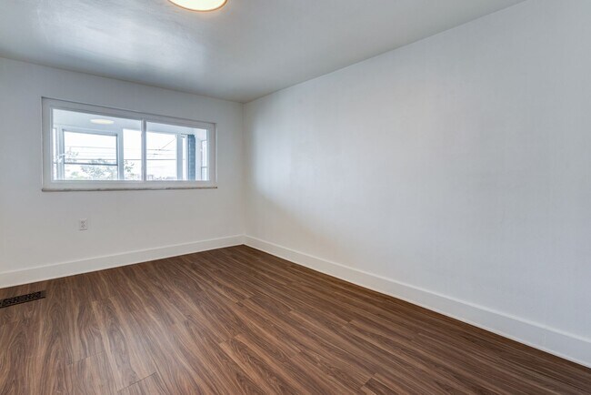 Building Photo - Available JUNE 2026 - 1 Bed w/ off street parking, beautiful view