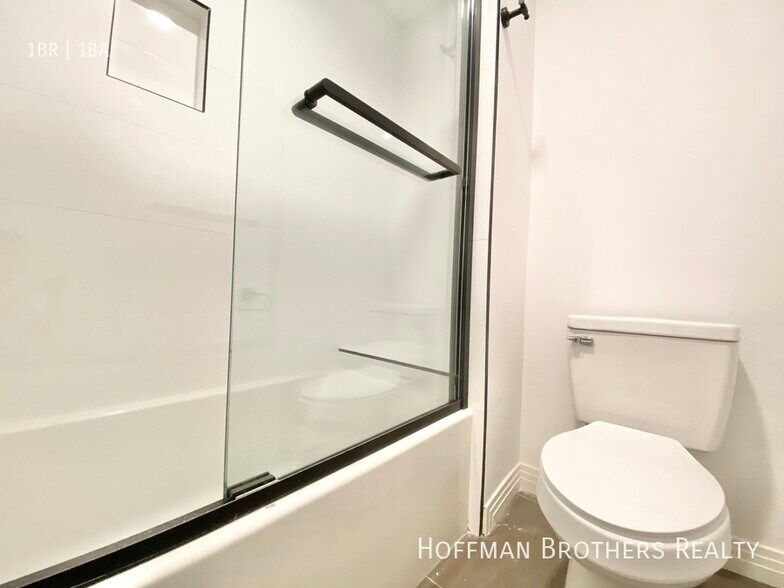 Building Photo - 1240 S Bronson Ave