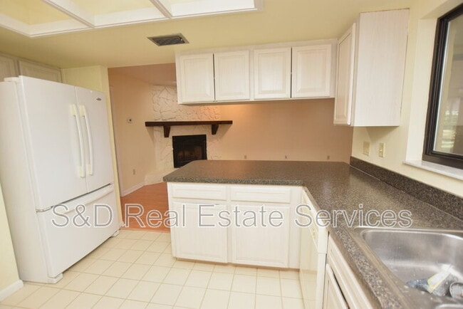 Building Photo - 1715 High Point Dr