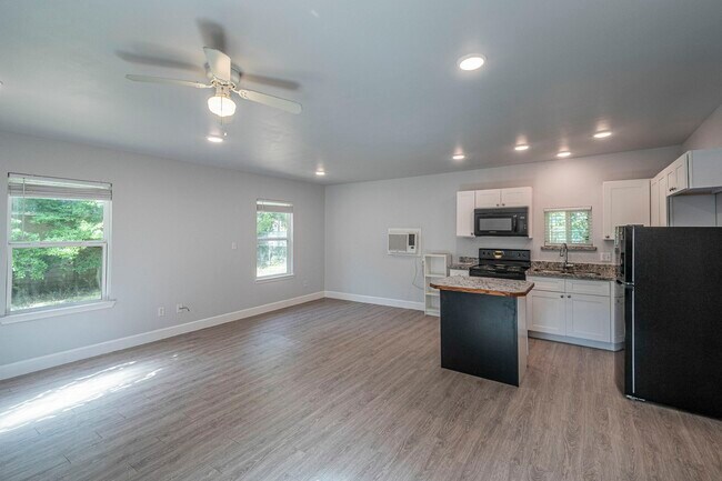 Building Photo - 11579 Persimmon St