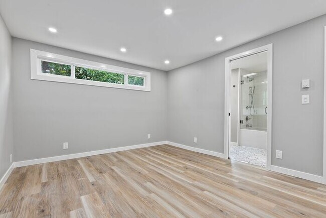 Building Photo - Elegant Air-Conditioned Newly Remodeled Matthews Beach Rambler