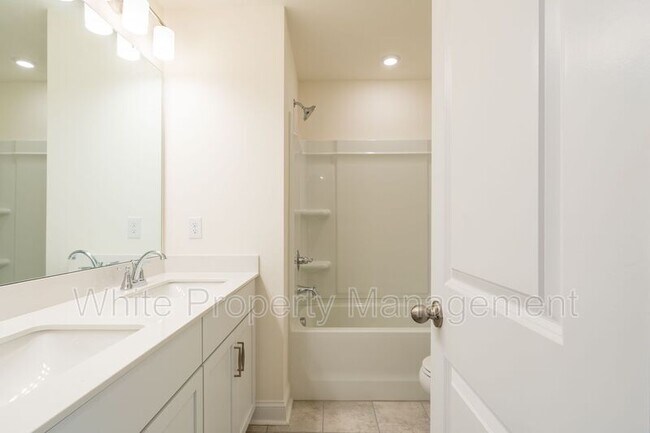 Building Photo - 1556 Cedar Tree Dr