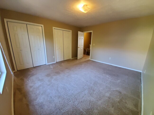 Building Photo - 4 Bedroom Available in July