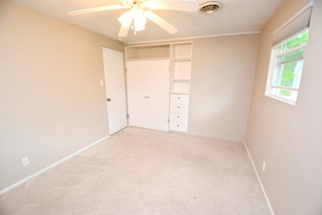 Building Photo - 124 N Holiday Dr
