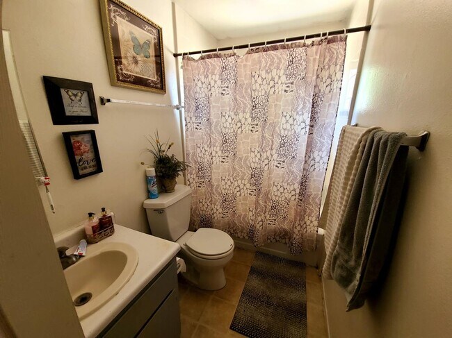 Building Photo - 458 N Lillie Ave