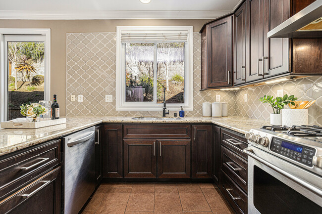 Building Photo - 203 Seacliff Way