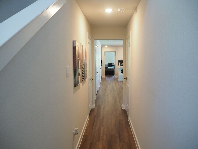 Building Photo - 4 Bed 2.5 Bath Duplex in Ft Worth