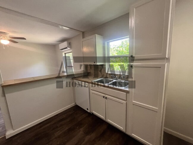Building Photo - 3 Bed 1 Bath home for rent!