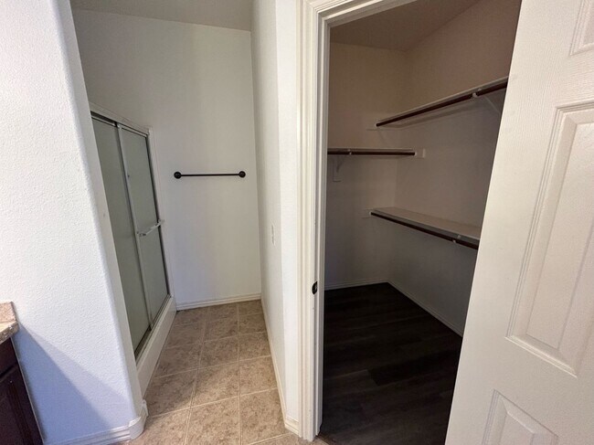 Building Photo - 1909 SW Elington St