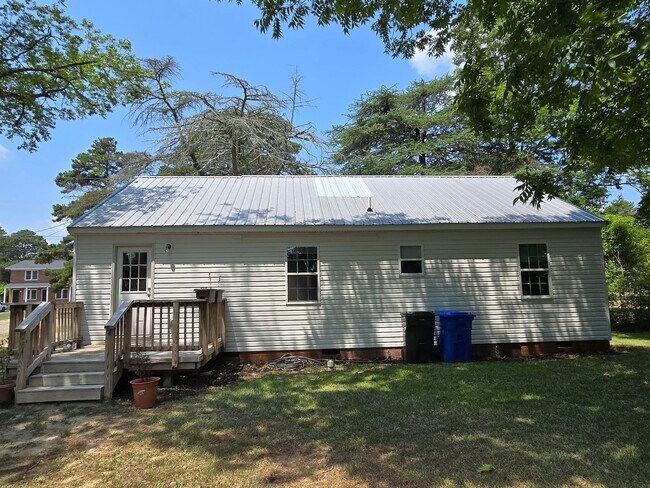 Building Photo - 707 Miller Ave