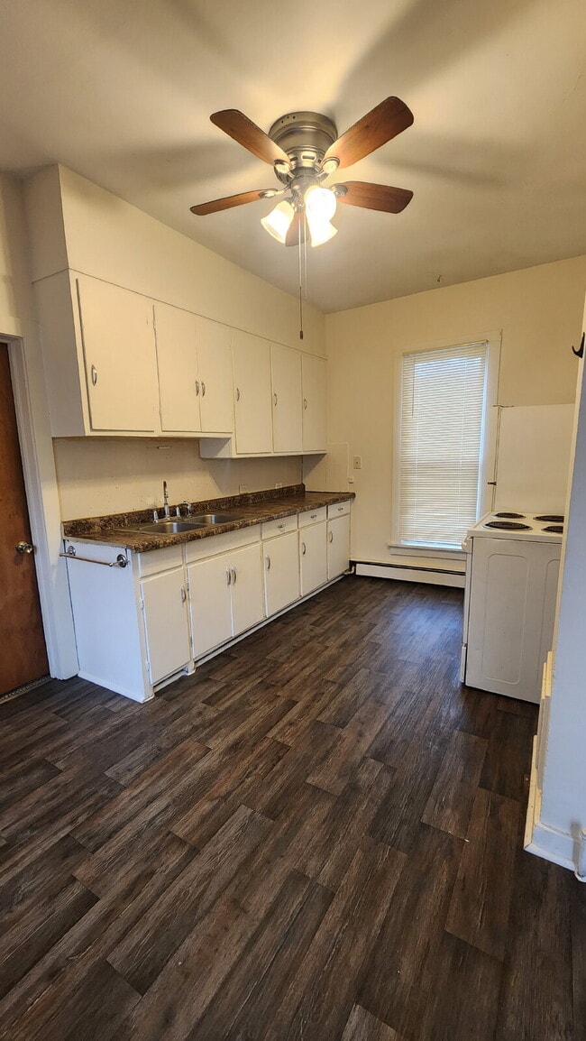 Building Photo - 2 Bedroom, 1 Bathroom with Laundry & Off Street Parking - Available August 1st!