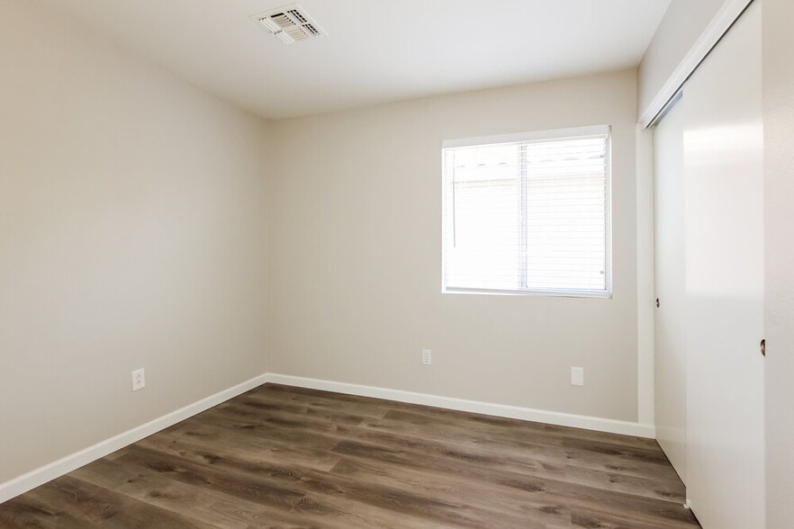 Building Photo - 10435 W Medlock Dr