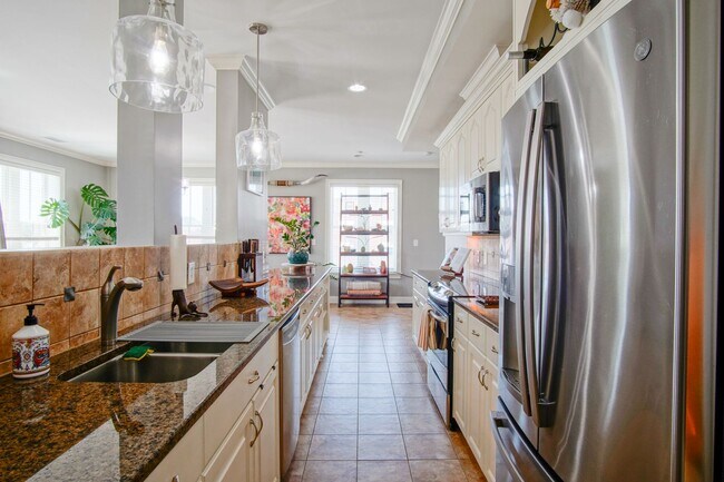 Building Photo - NEW LISTING!!!!!