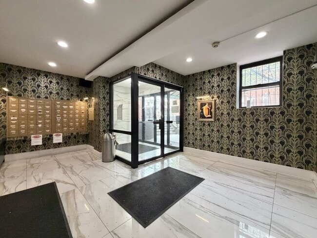 Building Photo - 165 Vroom St