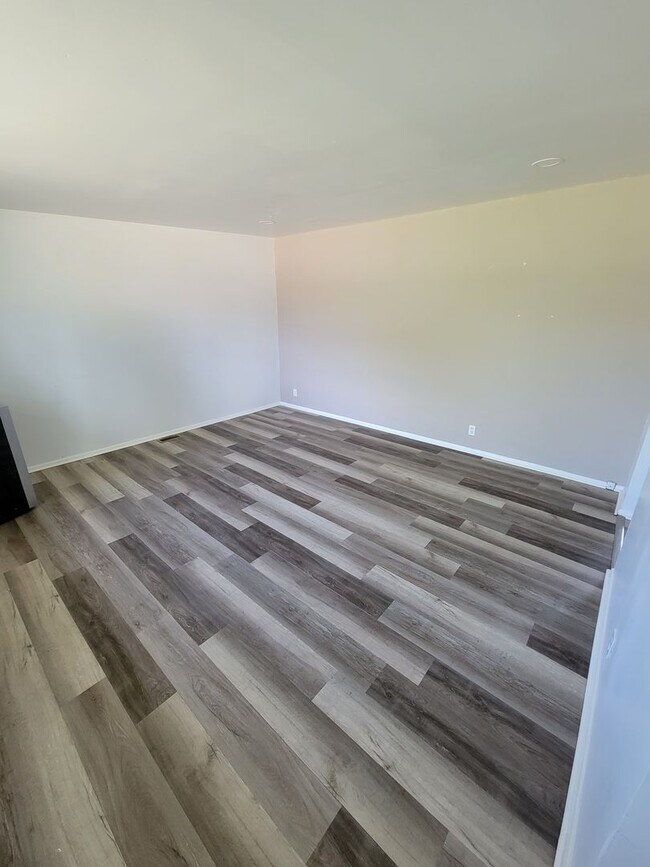 Building Photo - Roy Duplex