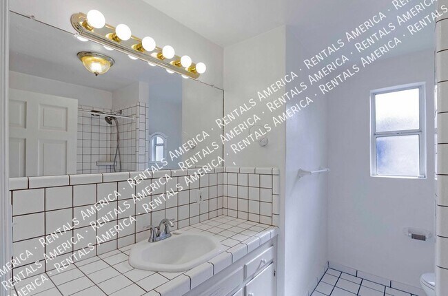 Building Photo - Mid-century charmer near University of Ari...