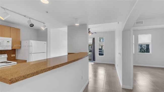 Building Photo - 533 NE 3rd Ave