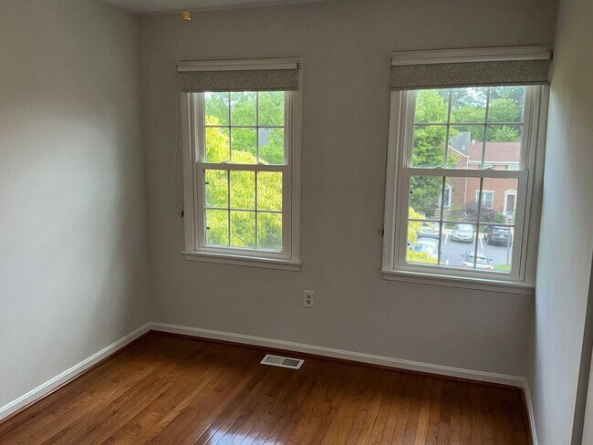 Building Photo - Very well maintained 3BR 3.5BA 3 level Colonial Townhome with fully fenced yard