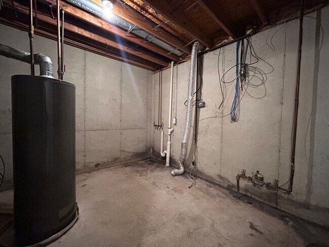 Building Photo - 4 Bedroom 2 Story Home in Northeast GR!