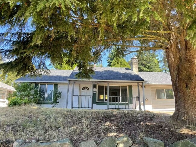 Primary Photo - Nice 3-bed, 1 -bath single family house wi...
