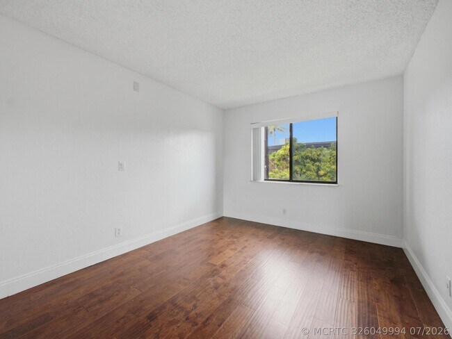 Building Photo - 105 Woodland Rd