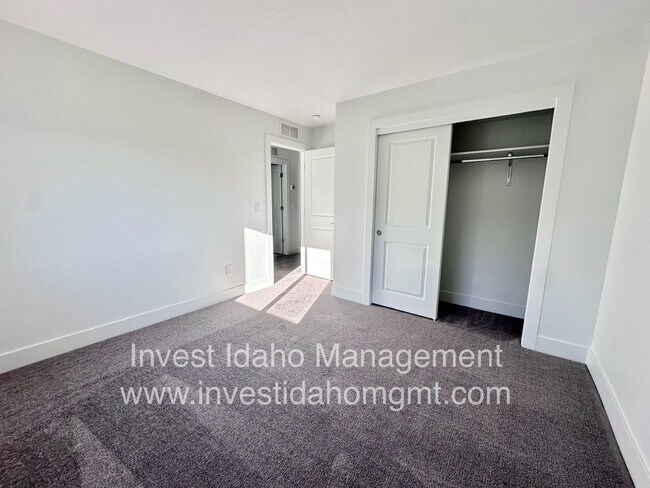 Building Photo - Beautiful less than a year old Luxury home available!