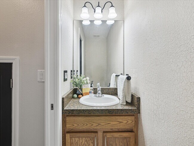 Building Photo - "Charming 3-Bed, 3-Bath Haven with 1810 Sq...